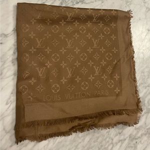 Louis Vuitton monogram classic shawl in color “Arizona”. 60% silk 40% wool